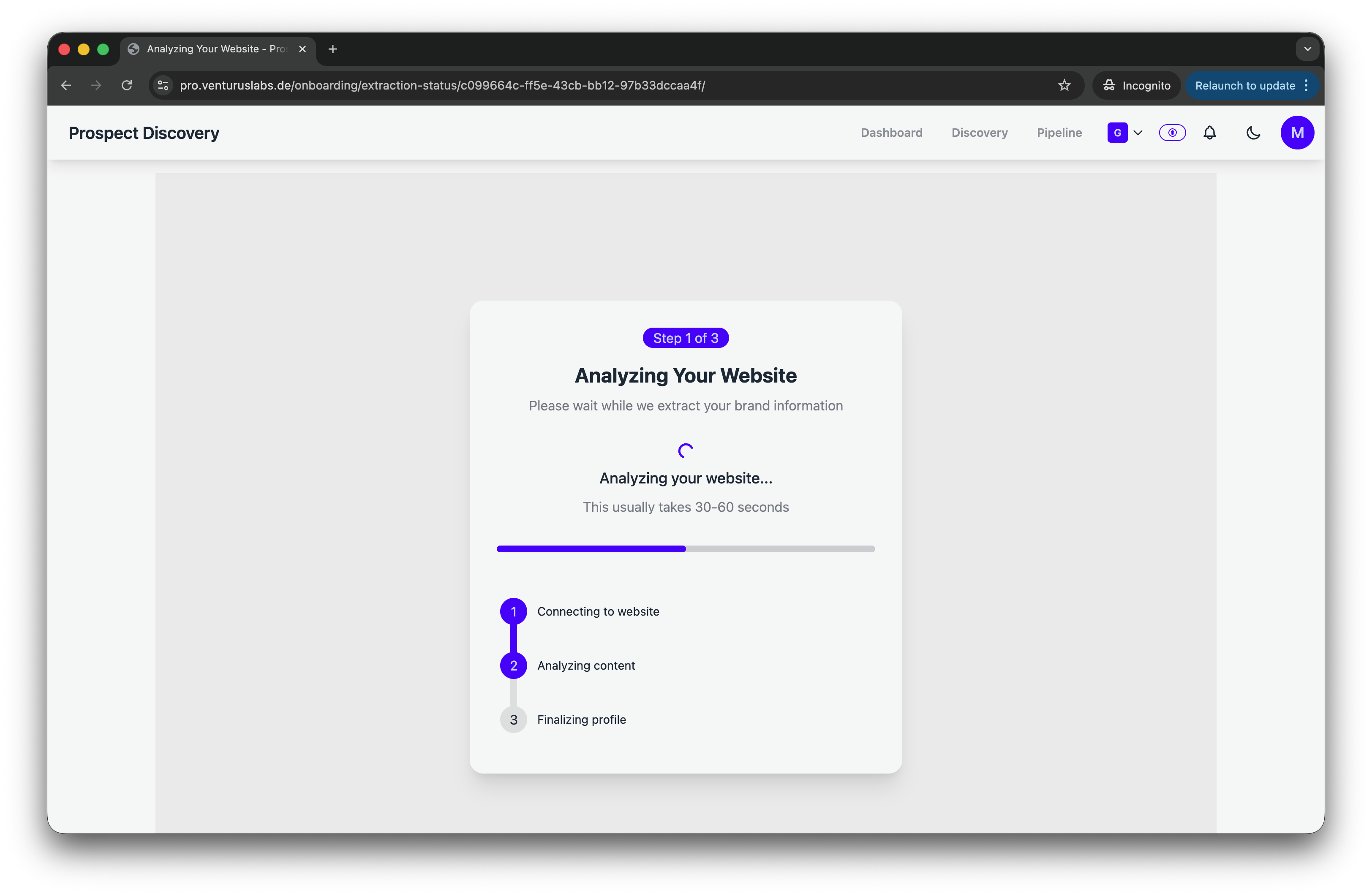 KI analysiert eine Unternehmenswebsite zur Extraktion von Markeninformationen